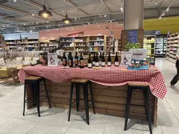 427-biocoop-magasin-bio-avignon-montfavet-la-vie-en-bieau-espace-detente-degustation-vins.webp