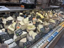 427-biocoop-magasin-bio-avignon-montfavet-la-vie-en-bieau-fromage-coupe-tomme.webp