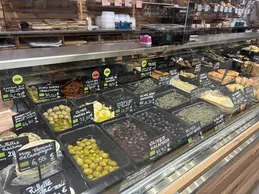 427-biocoop-magasin-bio-avignon-montfavet-la-vie-en-bieau-traiteur-olive-salade-service.webp