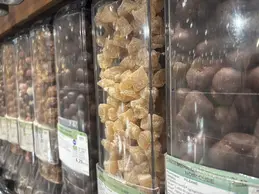 427-biocoop-magasin-bio-avignon-montfavet-la-vie-en-bieau-vrac-fruit-sec-chocolat.webp